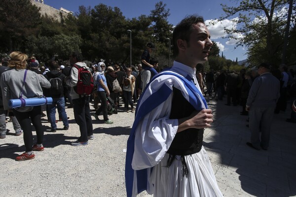 Η έφιππη πομπή της documenta 14 κάτω απ' την Ακρόπολη