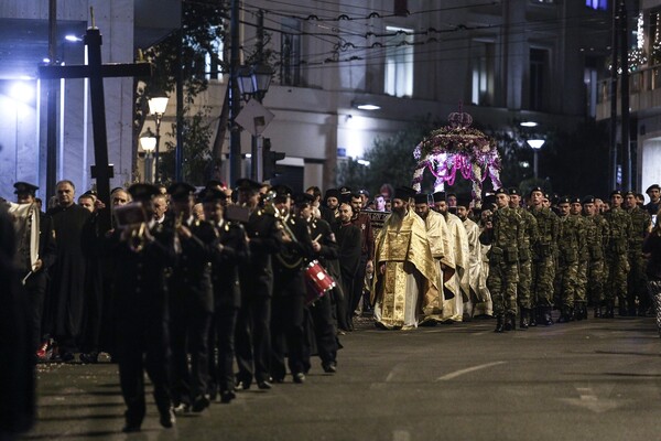 Η περιφορά του Επιταφίου στο κέντρο της Αθήνας - ΦΩΤΟΓΡΑΦΙΕΣ