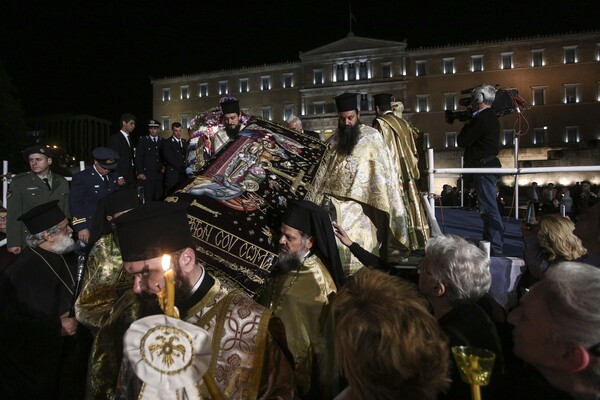 Η περιφορά του Επιταφίου στο κέντρο της Αθήνας - ΦΩΤΟΓΡΑΦΙΕΣ