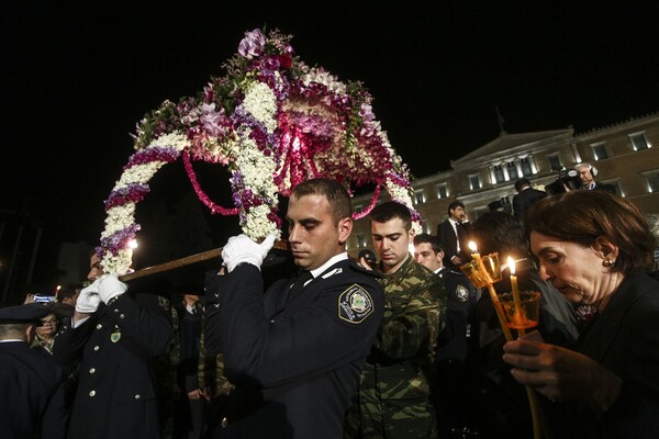 Η περιφορά του Επιταφίου στο κέντρο της Αθήνας - ΦΩΤΟΓΡΑΦΙΕΣ