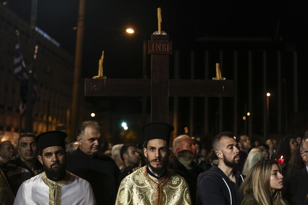 Η περιφορά του Επιταφίου στο κέντρο της Αθήνας - ΦΩΤΟΓΡΑΦΙΕΣ