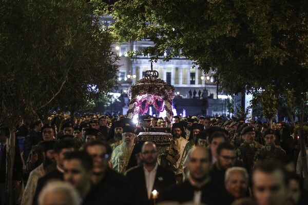 Η περιφορά του Επιταφίου στο κέντρο της Αθήνας - ΦΩΤΟΓΡΑΦΙΕΣ