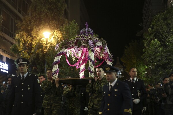 Η περιφορά του Επιταφίου στο κέντρο της Αθήνας - ΦΩΤΟΓΡΑΦΙΕΣ