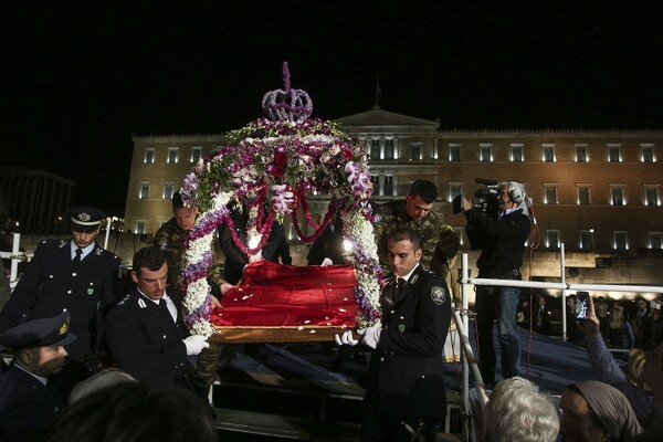 Η περιφορά του Επιταφίου στο κέντρο της Αθήνας - ΦΩΤΟΓΡΑΦΙΕΣ