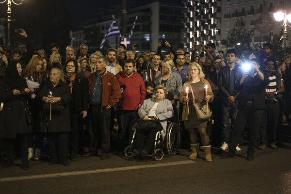 Η περιφορά του Επιταφίου στο κέντρο της Αθήνας - ΦΩΤΟΓΡΑΦΙΕΣ