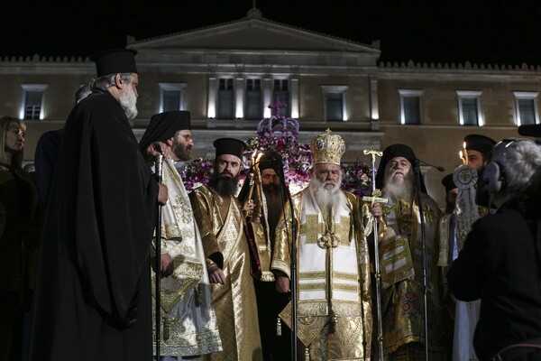 Η περιφορά του Επιταφίου στο κέντρο της Αθήνας - ΦΩΤΟΓΡΑΦΙΕΣ