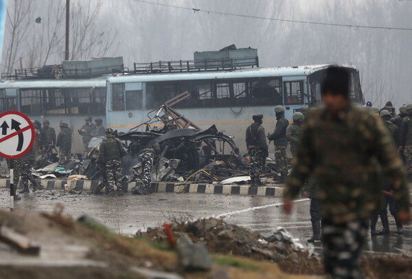 Ινδία: Τουλάχιστον 44 νεκροί από βομβιστή αυτοκτονίας στο Κασμίρ