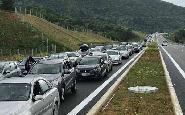 Η κυβέρνηση απαντά στην κριτική που δέχτηκε για το πασχαλινό μποτιλιάρισμα στους αυτοκινητοδρόμους