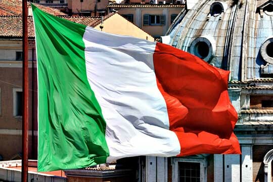Ο οίκος Fitch υποβάθμισε την ιταλική οικονομία λόγω λαϊκισμού
