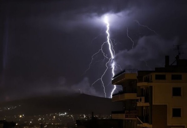 Χάος από την κακοκαιρία: Διακοπές ρεύματος - Εγκλωβισμένοι σε πολλά ασανσέρ στην Αθήνα