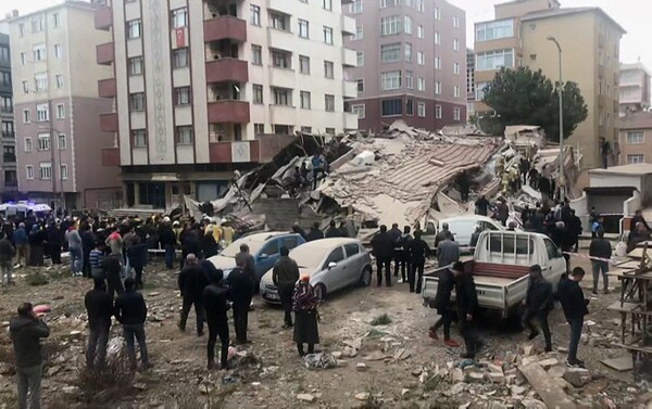 Kατέρρευσε οκταώροφο κτίριο στην Κωνσταντινούπολη - Ένας νεκρός