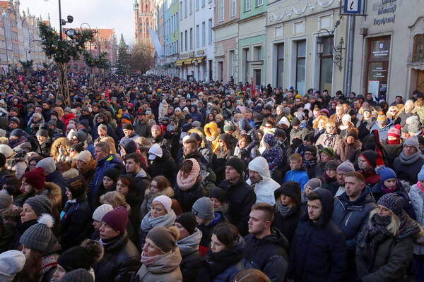 Με μήνυμα κατά του μίσους και χιλιάδες ανθρώπους η κηδεία του δολοφονηθέντος δημάρχου του Γκντανσκ