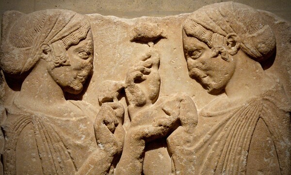 Το κουτσομπολιό ως εργαλείο επιβίωσης των αδύναμων στην Αρχαία Ελλάδα