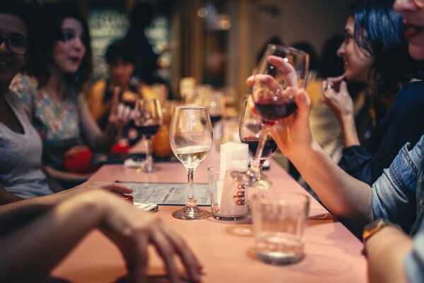 Επιστήμονες απαντούν στο αιώνιο ερώτημα: «Μπίρα πριν από το κρασί ή κρασί πριν από τη μπίρα;»
