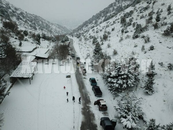 Το έστρωσε για τα καλά στην Κρήτη: Ένα μέτρο χιόνι στα Λευκά Όρη