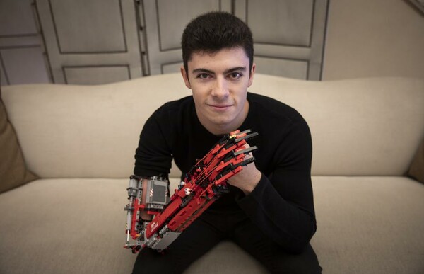 Κατασκεύασε μόνος το προσθετικό χέρι του με Lego για να στείλει ένα δυνατό μήνυμα για την αναπηρία
