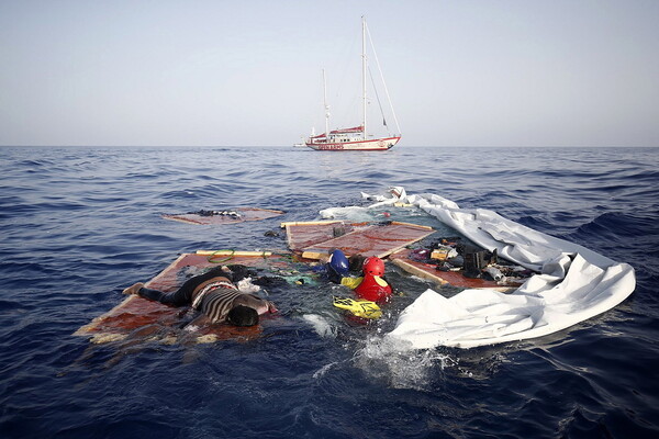 SOS εξέπεμπε πλοιάριο με 100 μετανάστες ανοιχτά της Λιβύης
