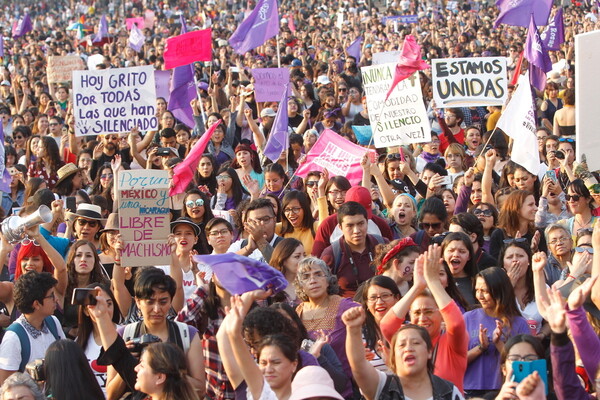 Μεξικό: Μαζικές διαδηλώσεις γυναικών ενάντια στις απαγωγές στο μετρό