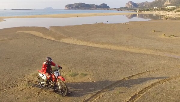 Διένυσε 15,6 χιλιόμετρα με μοτοσικλέτα στην επιφάνεια της θάλασσας και διεκδικεί Ρεκόρ Γκίνες
