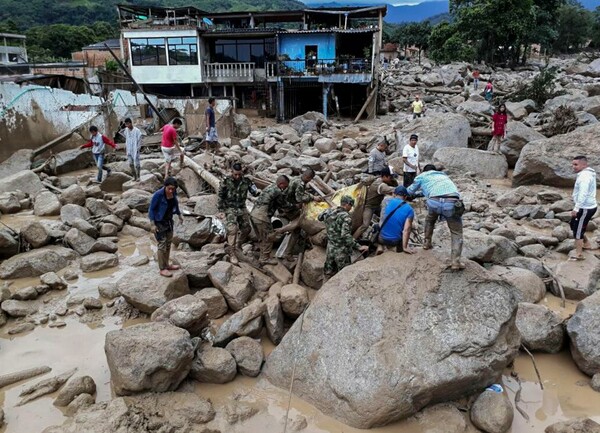 92 νεκροί από καταστροφικές πλημμύρες λάσπης στη νότιο Κολομβία