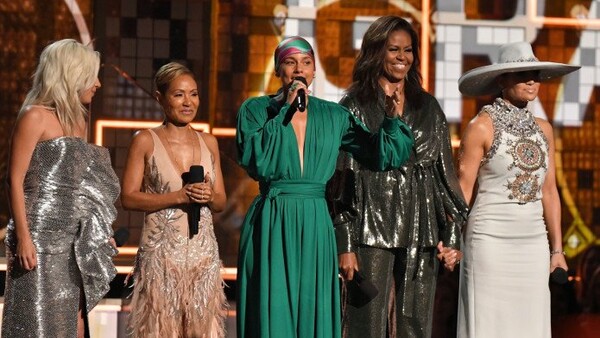 Βραβεία Γκράμι: Woman Power με τις Μισέλ Ομπάμα, Τζένιφερ Λόπεζ, Lady Gaga, Αλίσια Κις και Τζέιντα Πίνκετ Σμιθ.