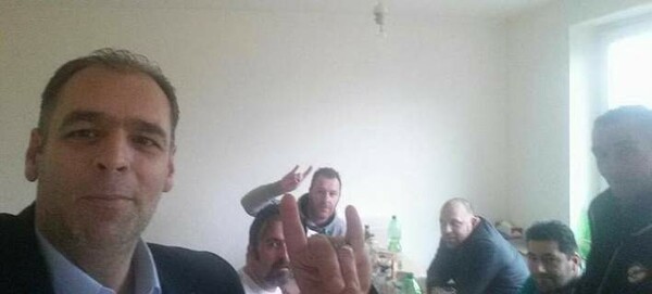 Ξάνθη: Προς διαγραφή περιφερειακός σύμβουλος του ΠΑΣΟΚ που εμφανίζεται να κάνει το σήμα των Γκρίζων Λύκων