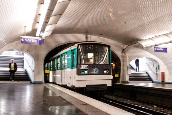 Παρίσι: Επίθεση με οξύ στο μετρό