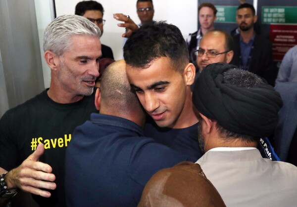 Υποδοχή ήρωα στον πρόσφυγα ποδοσφαιριστή που επέστρεψε σπίτι του μετά από 75 μέρες φυλάκισης στην Ταϊλάνδη