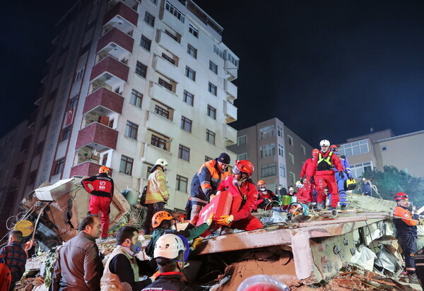 Στους έξι οι νεκροί από την κατάρρευση πολυκατοικίας στην Κωνσταντινούπολη