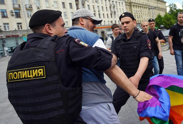 Απαγωγές, ξυλοδαρμοί και βασανιστήρια με ηλεκτροσόκ: Συγκλονιστικές μαρτυρίες από τις διώξεις κατά των ομοφυλοφίλων στην Τσετσενία