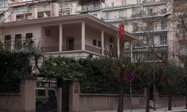 Θεσσαλονίκη: Βόμβες μολότοφ τα ξημερώματα σε αστυνομικούς έξω από το τουρκικό προξενείο