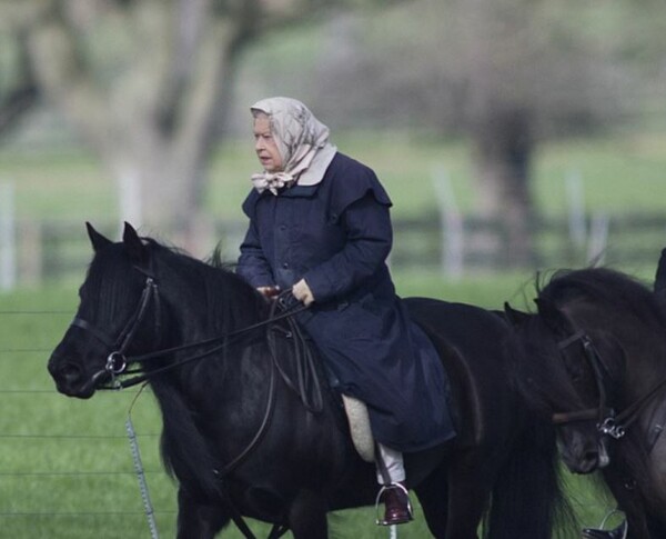 Η Βασίλισσα Ελισάβετ ιππεύει το αγαπημένο της άλογο και κάπως έτσι κλείνει οριστικά τα στόματα που σχολίαζαν τις αντοχές της