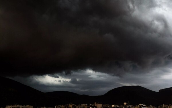 Χαλάζι στο κέντρο της Αθήνας - Σφοδρή καταιγίδα αυτή την ώρα