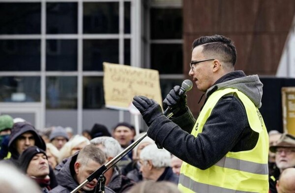 Γιάννης Σάκαρος: O 26χρονος Έλληνας ηγέτης των Κίτρινων Γιλέκων της Γερμανίας