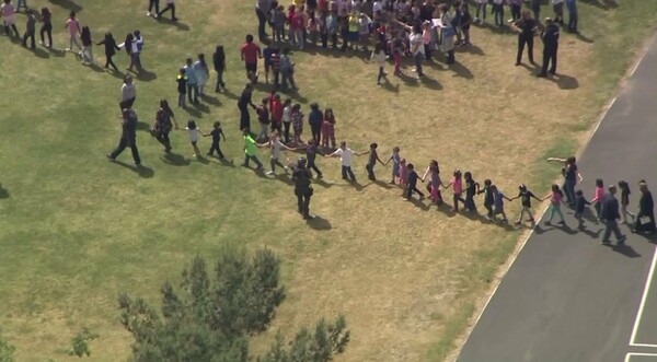 Καλιφόρνια: Δύο νεκροί και τραυματίες από τους πυροβολισμούς σε δημοτικό σχολείο
