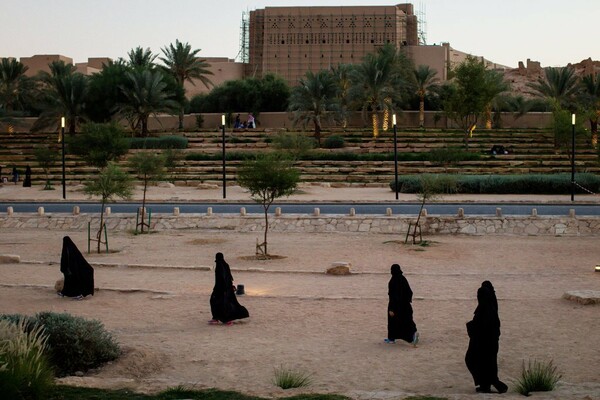 Η Apple ενισχύει την καταπίεση των γυναικών στη Σαουδική Αραβία με εφαρμογή παρακολούθησής τους