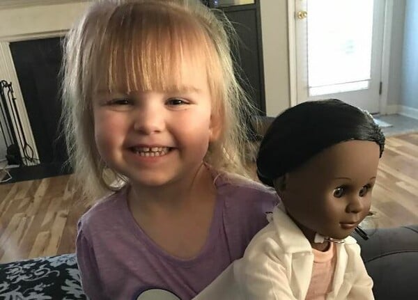Κανείς δεν γεννιέται ρατσιστής και αυτό το μικρό κορίτσι το απέδειξε δίνοντας την πιο αποστομωτική απάντηση