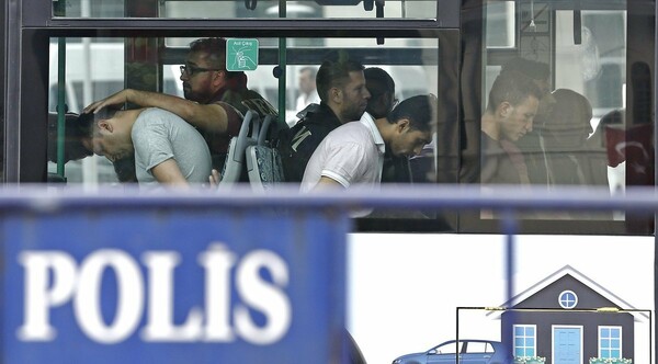 Οι Τουρκικές Αρχές συνέλαβαν τουλάχιστον 729 ύποπτους για σχέσεις με τον Γκιουλέν