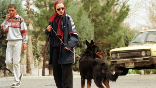 Στην Τεχεράνη απαγόρευσαν σε πολίτες να βγάζουν βόλτα τα σκυλιά τους