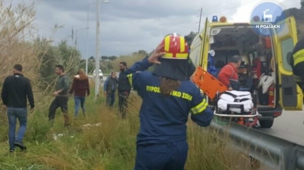 Σχολικό λεωφορείο έπεσε σε ρέμα - Πλάνα από την επιχείρηση διάσωσης