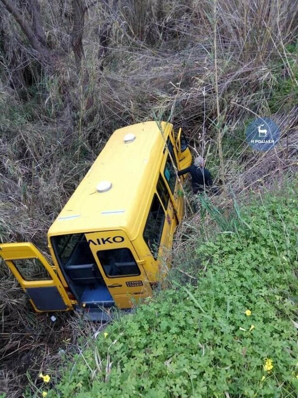 Σχολικό λεωφορείο έπεσε σε ρέμα - Πλάνα από την επιχείρηση διάσωσης