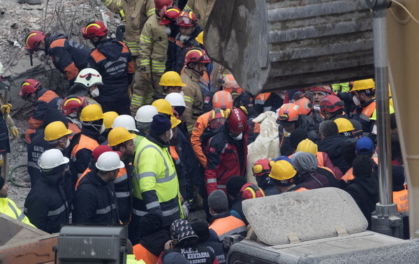 Τουρκία: Ανασύρουν συνεχώς νεκρούς από τα συντρίμμια της πολυκατοικίας- Αυξήθηκαν στους 21