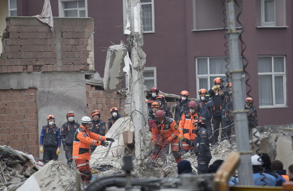 Στους 17 αυξήθηκαν οι νεκροί από την κατάρρευση πολυκατοικίας στην Κωνσταντινούπολη