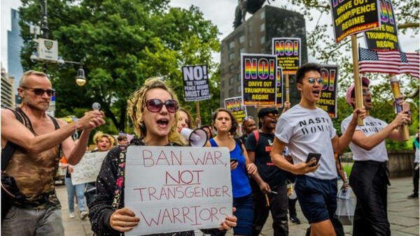 Το Ανώτατο Δικαστήριο επέτρεψε την απαγόρευση Τραμπ σε transgender στις ένοπλες δυνάμεις