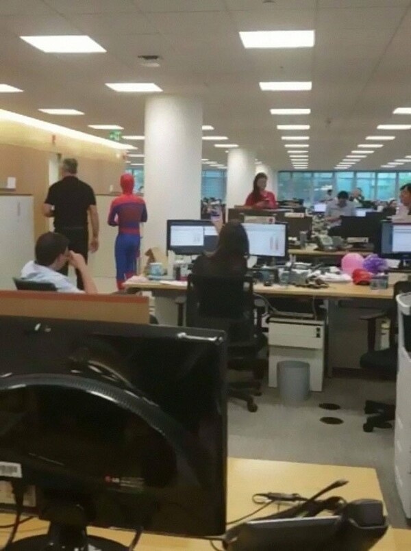 Αποφάσισε να παραιτηθεί από την τράπεζα και ντύθηκε Spiderman