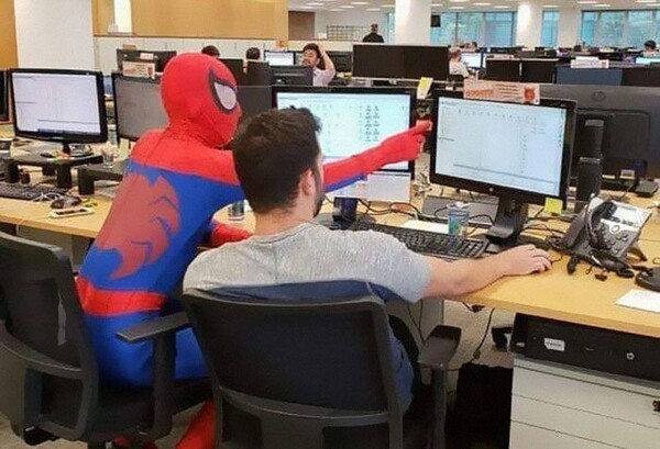 Αποφάσισε να παραιτηθεί από την τράπεζα και ντύθηκε Spiderman