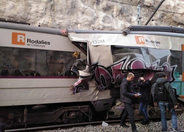 Σιδηροδρομικό δυστύχημα στη Βαρκελώνη- Ένας νεκρός και 8 τραυματίες