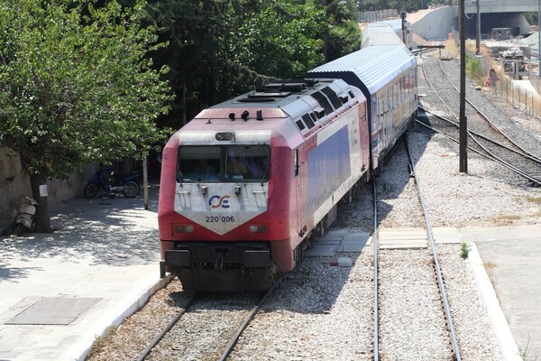 Εγκλωβίστηκε τρένο στο Δομοκό- Άγνωστοι έκοψαν εκατοντάδες καλώδια ηλεκτροκίνησης