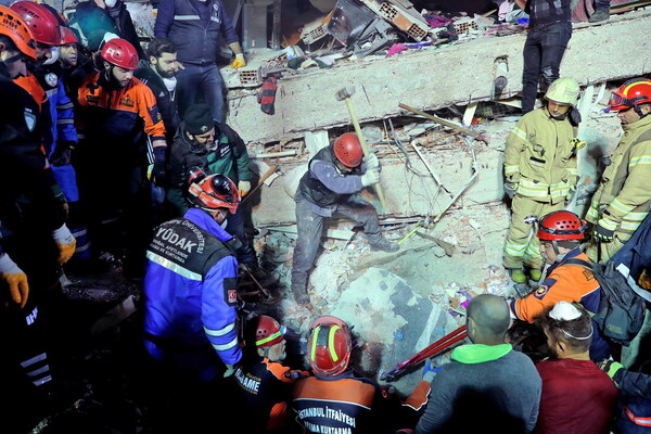 Ζωντανή ανέσυραν 5χρονη από τα συντρίμμια του κτιρίου που κατέρρευσε στην Κωνσταντινούπολη