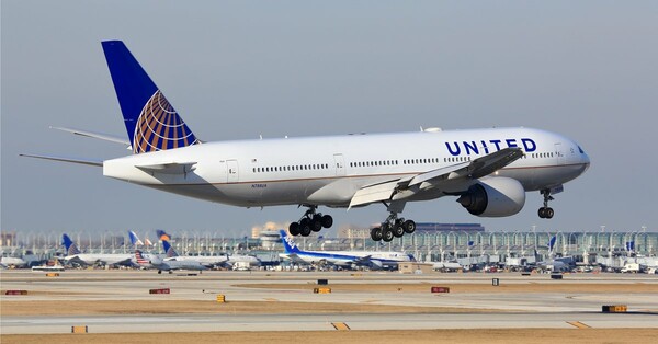 Συγγνώμη ζήτησε ο διευθύνων σύμβουλος της United Airlines για τη βίαιη συμπεριφορά σε επιβάτη